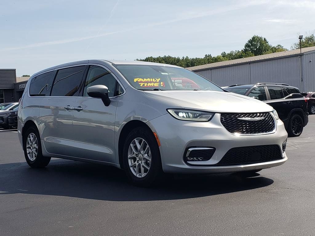 Used 2023 Chrysler Pacifica Touring-L FWD image 3