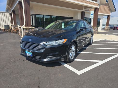 Used 2016 Ford Fusion SE image 2
