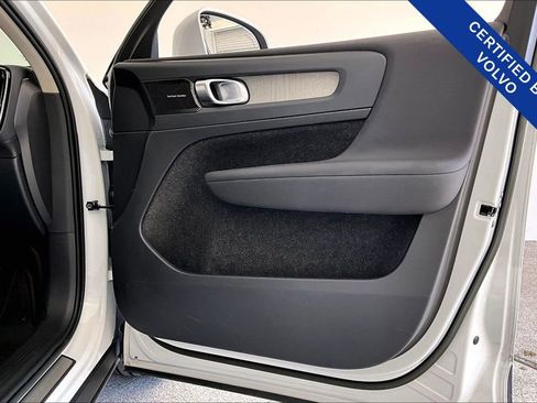 Certified 2023 Volvo XC40 B5 Ultimate w/ Protection Package Premier image 26
