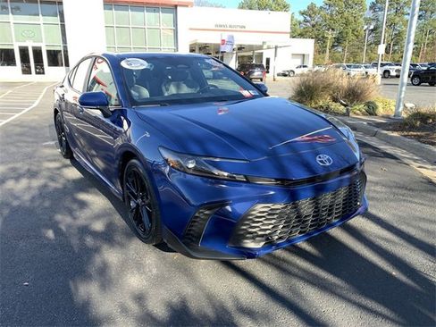 Used 2025 Toyota Camry SE image 2