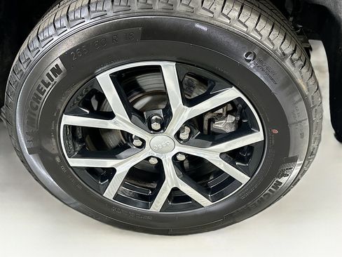 Used 2023 Jeep Grand Cherokee L Limited AWD/4WD image 11