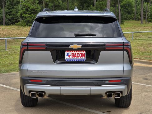 Used 2025 Chevrolet Traverse LT FWD image 5