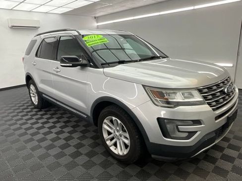 Used 2017 Ford Explorer XLT FWD image 3