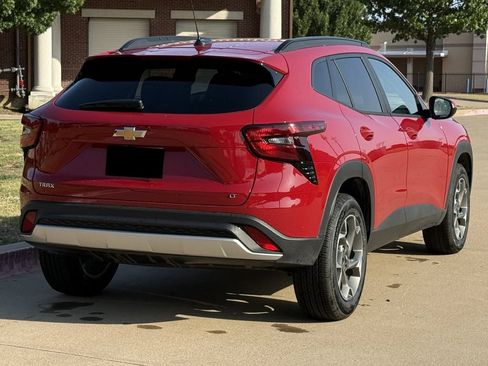 Used 2026 Chevrolet Trax LT FWD image 4