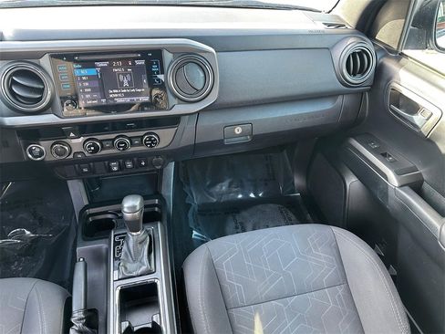 Used 2018 Toyota Tacoma TRD Sport image 18