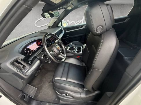 Used 2024 Porsche Cayenne AWD/4WD image 19