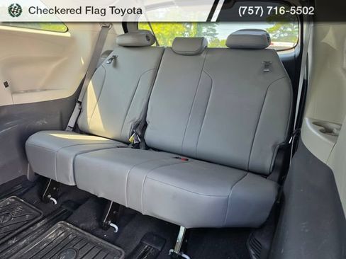 Used 2022 Toyota Sienna XLE FWD image 19