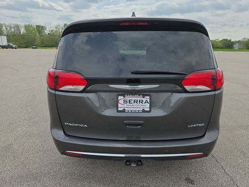 Used 2018 Chrysler Pacifica Limited w/ Tire & Wheel Group FWD image 12