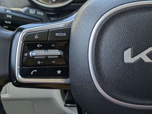 Used 2023 Kia Carnival LX FWD image 20