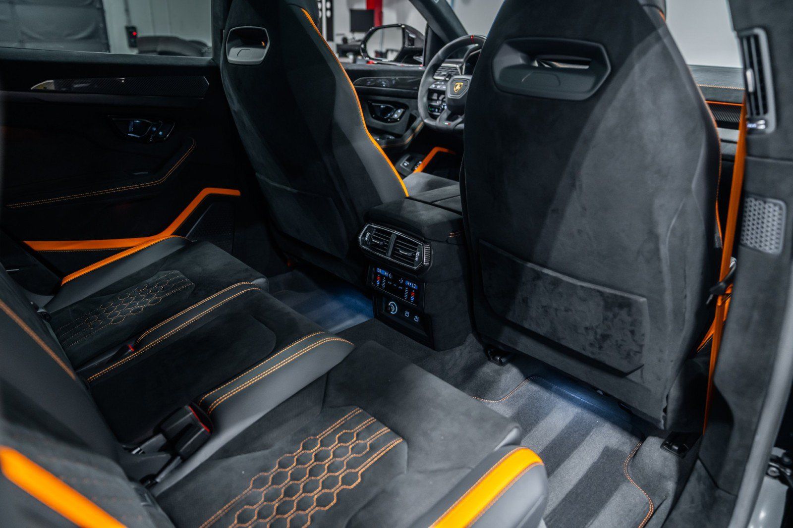 Used 2024 Lamborghini Urus Performante AWD/4WD image 31