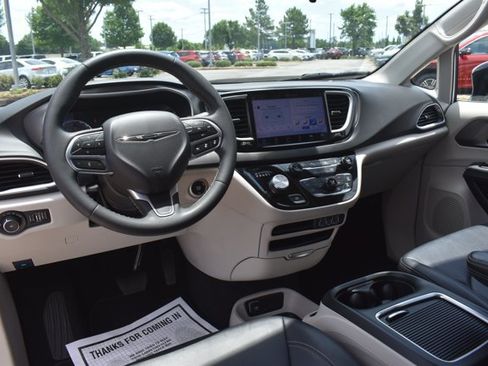 Used 2024 Chrysler Pacifica Touring-L FWD image 19