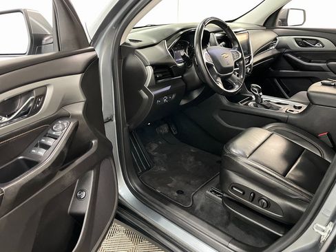 Used 2021 Chevrolet Traverse LT image 2