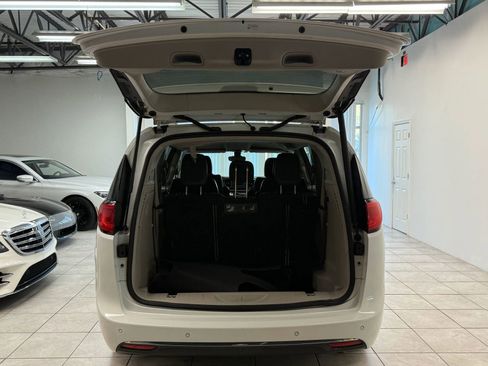 Used 2017 Chrysler Pacifica Touring-L image 19