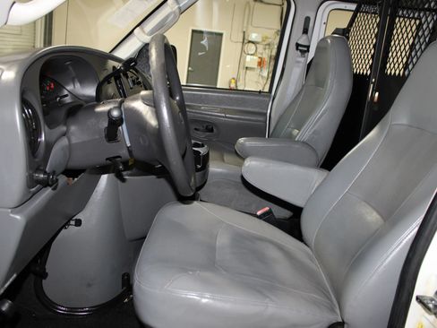 Used 2006 Ford E-350 and Econoline 350 Super Duty RWD image 17