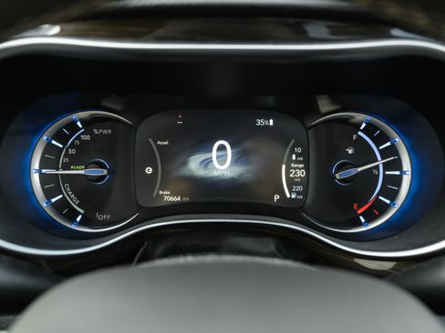 Used 2022 Chrysler Pacifica Limited w/ Uconnect Theater Family Group FWD image 20
