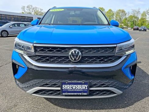 Used 2022 Volkswagen Taos SE w/ Panoramic Sunroof Package AWD/4WD image 2