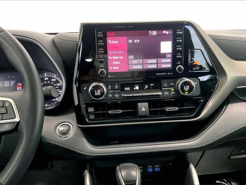 Used 2022 Toyota Highlander XLE image 5