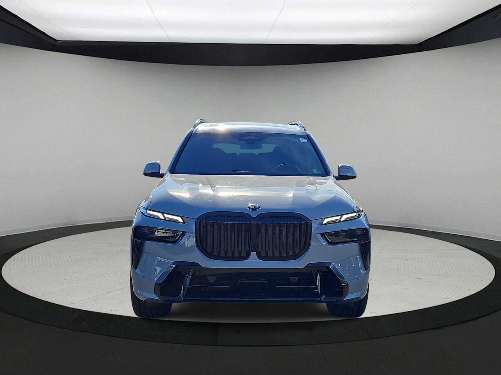 Used 2026 BMW X7 xDrive40i w/ M Sport Package AWD/4WD image 3