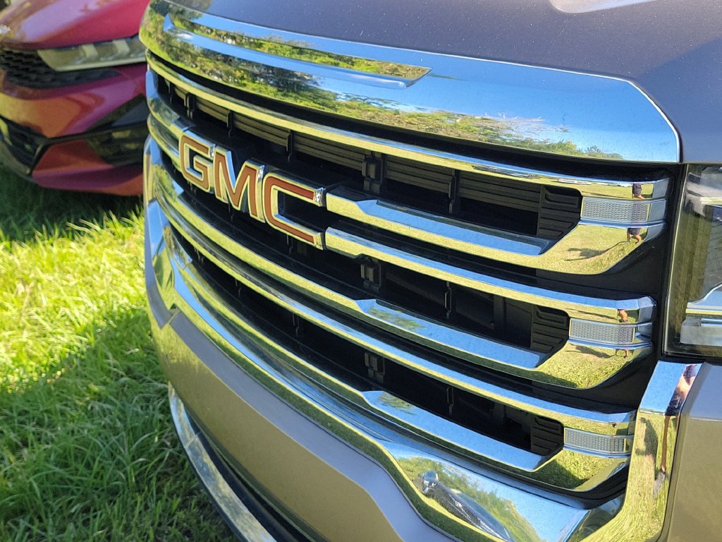 Used 2023 GMC Acadia SLT FWD image 5