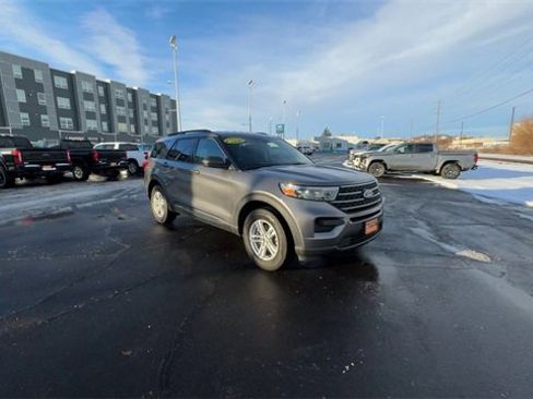 Used 2021 Ford Explorer XLT image 2