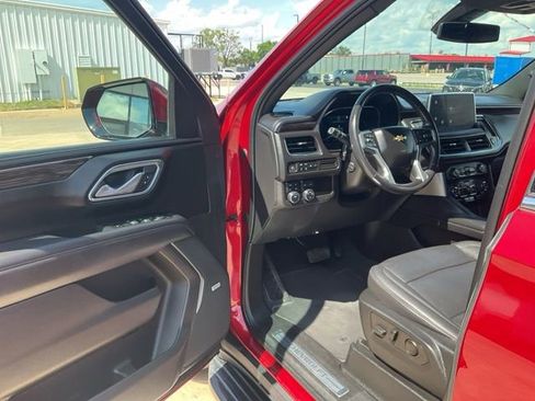 Used 2022 Chevrolet Suburban LT w/ Luxury Package AWD/4WD image 2