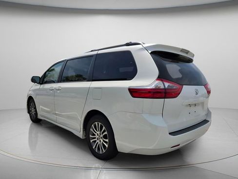 Used 2020 Toyota Sienna XLE image 7