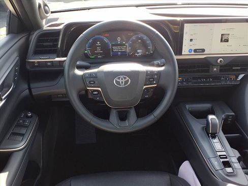 Used 2023 Toyota Crown XLE image 4