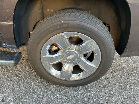 Used 2017 Chevrolet Suburban LT w/ LT Signature Package image 9