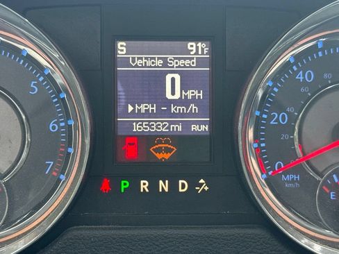 Used 2016 Chrysler Town & Country Touring FWD image 2