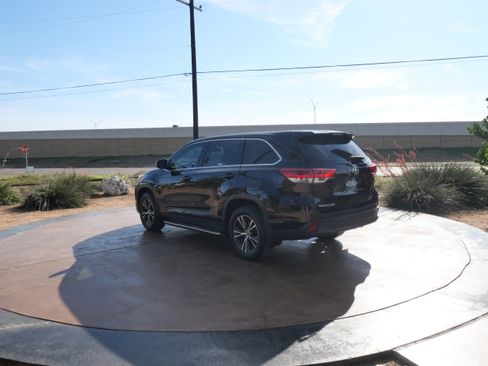 Used 2019 Toyota Highlander LE image 4