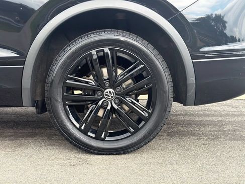 Certified 2022 Volkswagen Tiguan SE R-Line AWD/4WD image 16