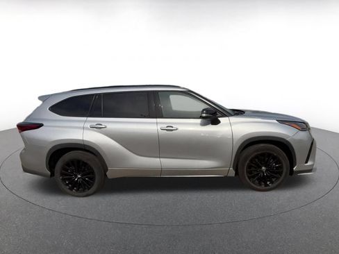 Used 2025 Toyota Highlander XSE AWD/4WD image 16