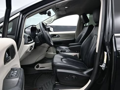 Certified 2022 Chrysler Pacifica Touring-L AWD/4WD image 19