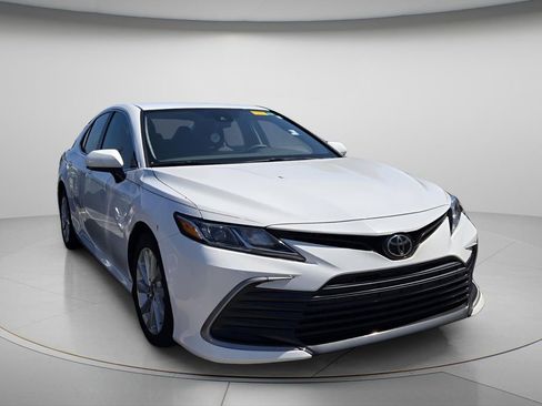 Used 2021 Toyota Camry LE FWD image 4