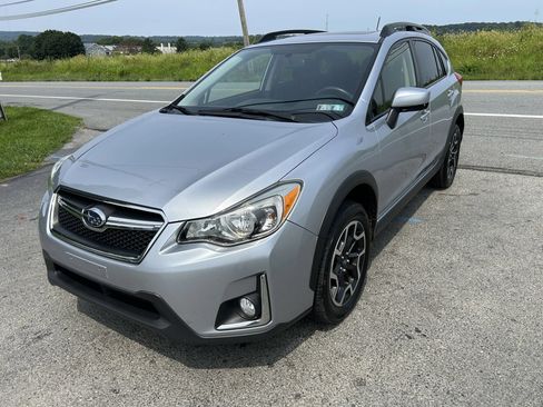 Used 2017 Subaru Crosstrek 2.0i Premium w/ Moonroof Package AWD/4WD image 5