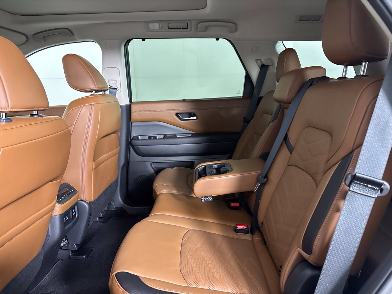 Used 2025 Nissan Pathfinder Platinum w/ Cargo Package FWD image 28