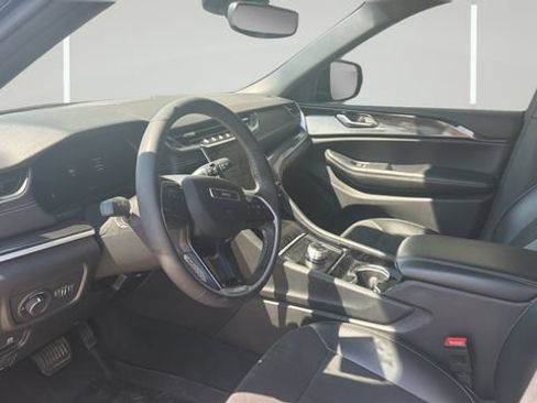 Used 2023 Jeep Grand Cherokee Altitude AWD/4WD image 9
