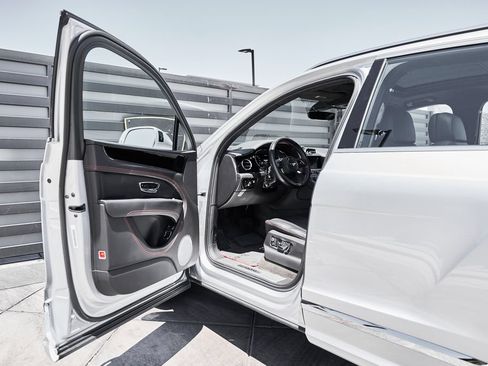 Used 2021 Bentley Bentayga AWD/4WD image 29