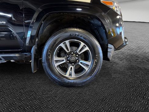 Used 2017 Toyota Tacoma TRD Sport w/ Tow Package AWD/4WD image 11