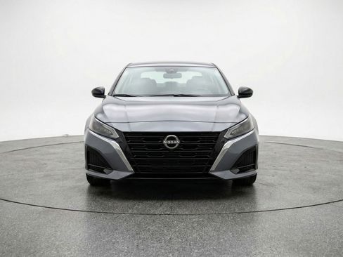 Used 2025 Nissan Altima 2.5 SV FWD image 2