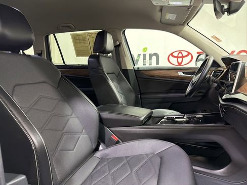 Used 2025 Volkswagen Atlas SE image 12