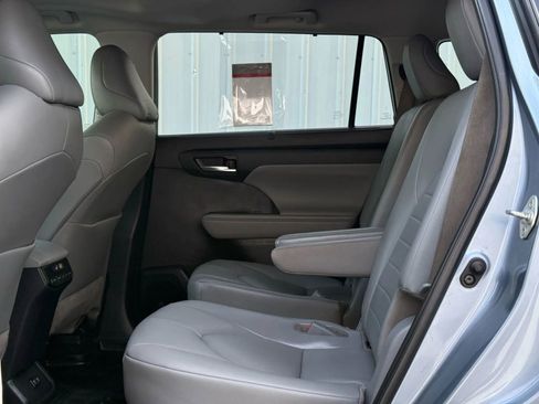 Used 2020 Toyota Highlander XLE AWD/4WD image 13