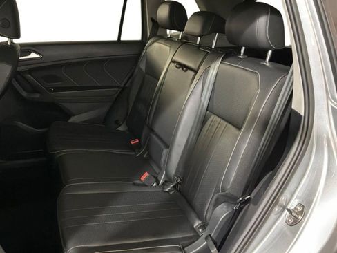 Used 2022 Volkswagen Tiguan SE AWD/4WD image 16