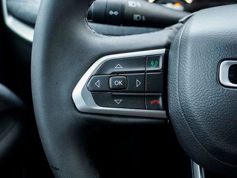 Used 2023 Jeep Compass Latitude image 18