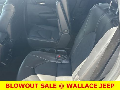 Used 2022 Toyota Highlander XLE image 14