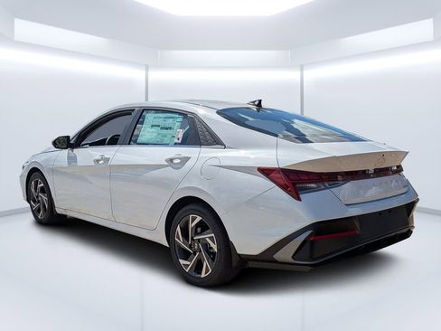 New 2026 Hyundai Elantra Limited FWD image 5