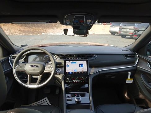 New 2025 Jeep Grand Cherokee Limited image 14