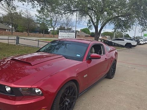 Used 2011 Ford Mustang GT Premium image 2