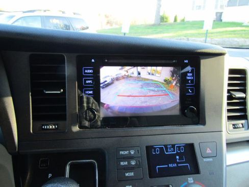 Used 2017 Toyota Sienna LE image 52