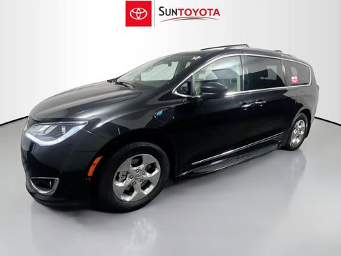 Used 2020 Chrysler Pacifica Touring-L w/ Premium Audio Group image 9